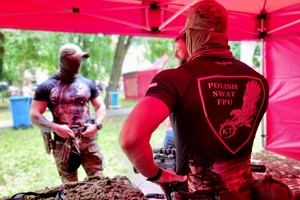 Policjanci podczas pikniku rodzinnego z okazji Święta Policji