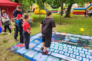 Policjanci podczas pikniku rodzinnego z okazji 100-laecie powołania kobiet w Policji