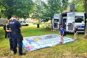 Policjanci podczas pikniku rodzinnego z okazji 100-laecie powołania kobiet w Policji