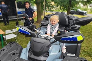 Policjanci podczas pikniku rodzinnego z okazji 100-laecie powołania kobiet w Policji