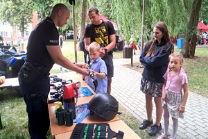 Policjanci podczas pikniku rodzinnego z okazji 100-laecie powołania kobiet w Policji