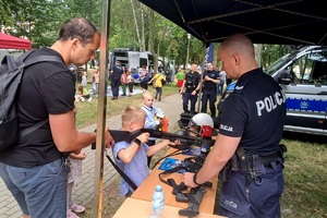 Policjanci podczas pikniku rodzinnego z okazji 100-laecie powołania kobiet w Policji