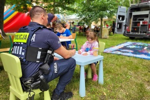 Policjanci podczas pikniku rodzinnego z okazji 100-laecie powołania kobiet w Policji