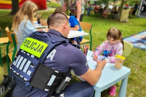 Policjanci podczas pikniku rodzinnego z okazji 100-laecie powołania kobiet w Policji