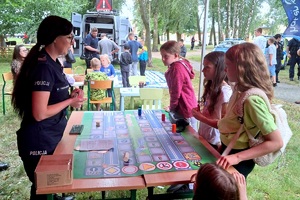 Policjanci podczas pikniku rodzinnego z okazji 100-laecie powołania kobiet w Policji
