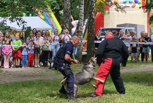 Policjanci podczas pikniku rodzinnego z okazji 100-laecie powołania kobiet w Policji