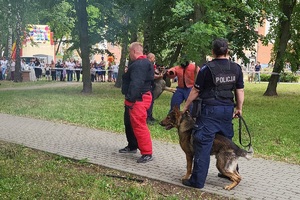 Policjanci i pracownicy OPS podczas pikniku rodzinnego dla mieszkańców powiatu świeckiego