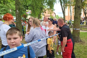 Policjanci i pracownicy OPS podczas pikniku rodzinnego dla mieszkańców powiatu świeckiego