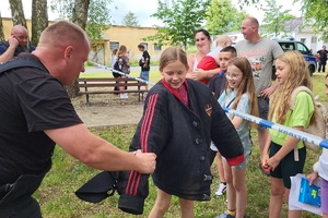 Policjanci i pracownicy OPS podczas pikniku rodzinnego dla mieszkańców powiatu świeckiego