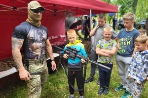 Policjanci i pracownicy OPS podczas pikniku rodzinnego dla mieszkańców powiatu świeckiego