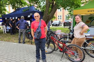Policjanci i pracownicy OPS podczas pikniku rodzinnego dla mieszkańców powiatu świeckiego