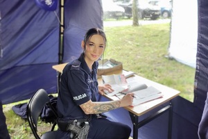 Policjanci i pracownicy OPS podczas pikniku rodzinnego dla mieszkańców powiatu świeckiego