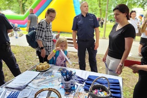 Policjanci i pracownicy OPS podczas pikniku rodzinnego dla mieszkańców powiatu świeckiego