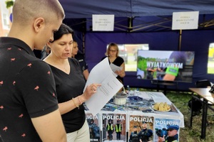 Policjanci i pracownicy OPS podczas pikniku rodzinnego dla mieszkańców powiatu świeckiego