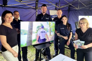 Policjanci i pracownicy OPS podczas pikniku rodzinnego dla mieszkańców powiatu świeckiego