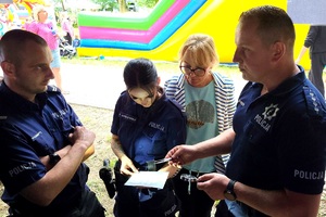 Policjanci i pracownicy OPS podczas pikniku rodzinnego dla mieszkańców powiatu świeckiego