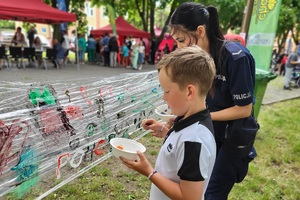 Policjanci i pracownicy OPS podczas pikniku rodzinnego dla mieszkańców powiatu świeckiego