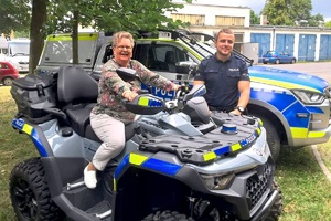 Policjanci i pracownicy OPS podczas pikniku rodzinnego zabawiają mieszańców miasta
