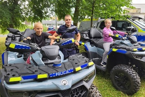Policjanci i pracownicy OPS podczas pikniku rodzinnego zabawiają mieszańców miasta