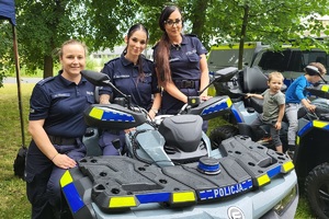 Policjanci i pracownicy OPS podczas pikniku rodzinnego zabawiają mieszańców miasta