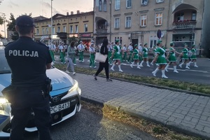 Policyjne patrole podczas zabezpieczenia parady orkiestr dętych