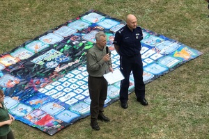 Policjanci i leśniczy podczas akcji profilaktycznej dla dzieci i młodzieży