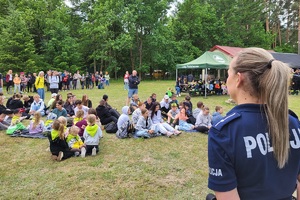 Policjanci i leśniczy podczas akcji profilaktycznej dla dzieci i młodzieży
