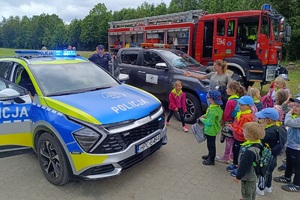 Policjanci i leśniczy podczas akcji profilaktycznej dla dzieci i młodzieży