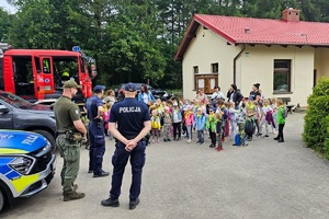 Policjanci i leśniczy podczas akcji profilaktycznej dla dzieci i młodzieży