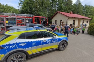 Policjanci i leśniczy podczas akcji profilaktycznej dla dzieci i młodzieży