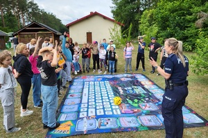 Policjanci i leśniczy podczas akcji profilaktycznej dla dzieci i młodzieży