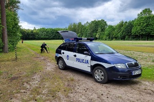 Policyjni profilaktycy oraz służby leśne uczą dzieci właściwych zachowań podczas wakcacji