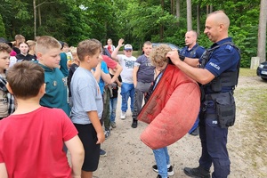 Policyjni profilaktycy oraz służby leśne uczą dzieci właściwych zachowań podczas wakcacji