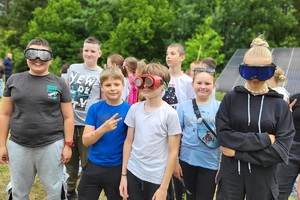 Policyjni profilaktycy oraz służby leśne uczą dzieci właściwych zachowań podczas wakcacji