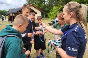 Policyjni profilaktycy oraz służby leśne uczą dzieci właściwych zachowań podczas wakcacji