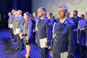 Policjanci oraz pracownicy cywilni podczas obchodów powiatowych Święta Policji