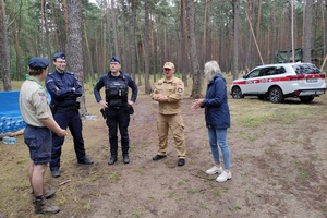 Służby ratunkowe podczas kontroli i pogadanek z harcerzami przebywającymi na terenie lasów