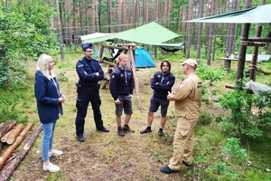 Służby ratunkowe podczas kontroli i pogadanek z harcerzami przebywającymi na terenie lasów