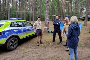 Służby ratunkowe podczas kontroli i pogadanek z harcerzami przebywającymi na terenie lasów