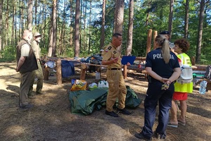 Służby ratunkowe podczas kontroli i pogadanek z harcerzami przebywającymi na terenie lasów