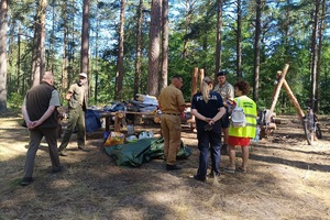 Służby ratunkowe podczas kontroli i pogadanek z harcerzami przebywającymi na terenie lasów