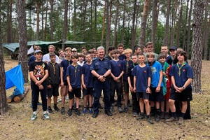 Służby ratunkowe podczas kontroli i pogadanek z harcerzami przebywającymi na terenie lasów