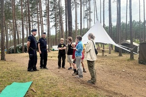 Służby ratunkowe podczas kontroli i pogadanek z harcerzami przebywającymi na terenie lasów