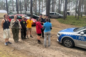 Służby ratunkowe podczas kontroli i pogadanek z harcerzami przebywającymi na terenie lasów