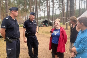 Służby ratunkowe podczas kontroli i pogadanek z harcerzami przebywającymi na terenie lasów