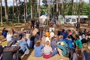 Służby ratunkowe podczas kontroli i pogadanek z harcerzami przebywającymi na terenie lasów