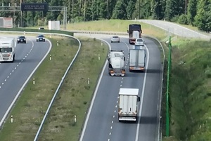 Pojazdy ciężarowe podczas nieprawidłowego wyprzedzania