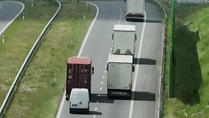 Pojazdy ciężarowe podczas nieprawidłowego wyprzedzania