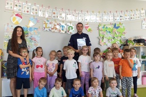 Policjanci pozują do zdjęć z grupami dzieci