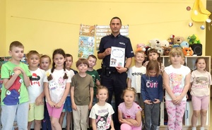 Policjanci pozują do zdjęć z grupami dzieci